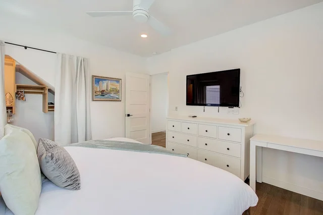 Bedroom 1 image 1
