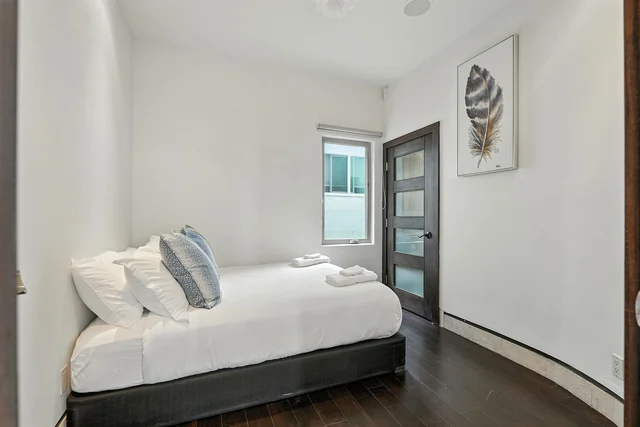 Bedroom 5 image 1