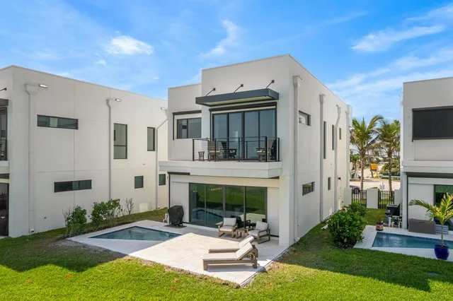 NEW Luxury Modern Beachfront Villa w/ Heated Pool #18