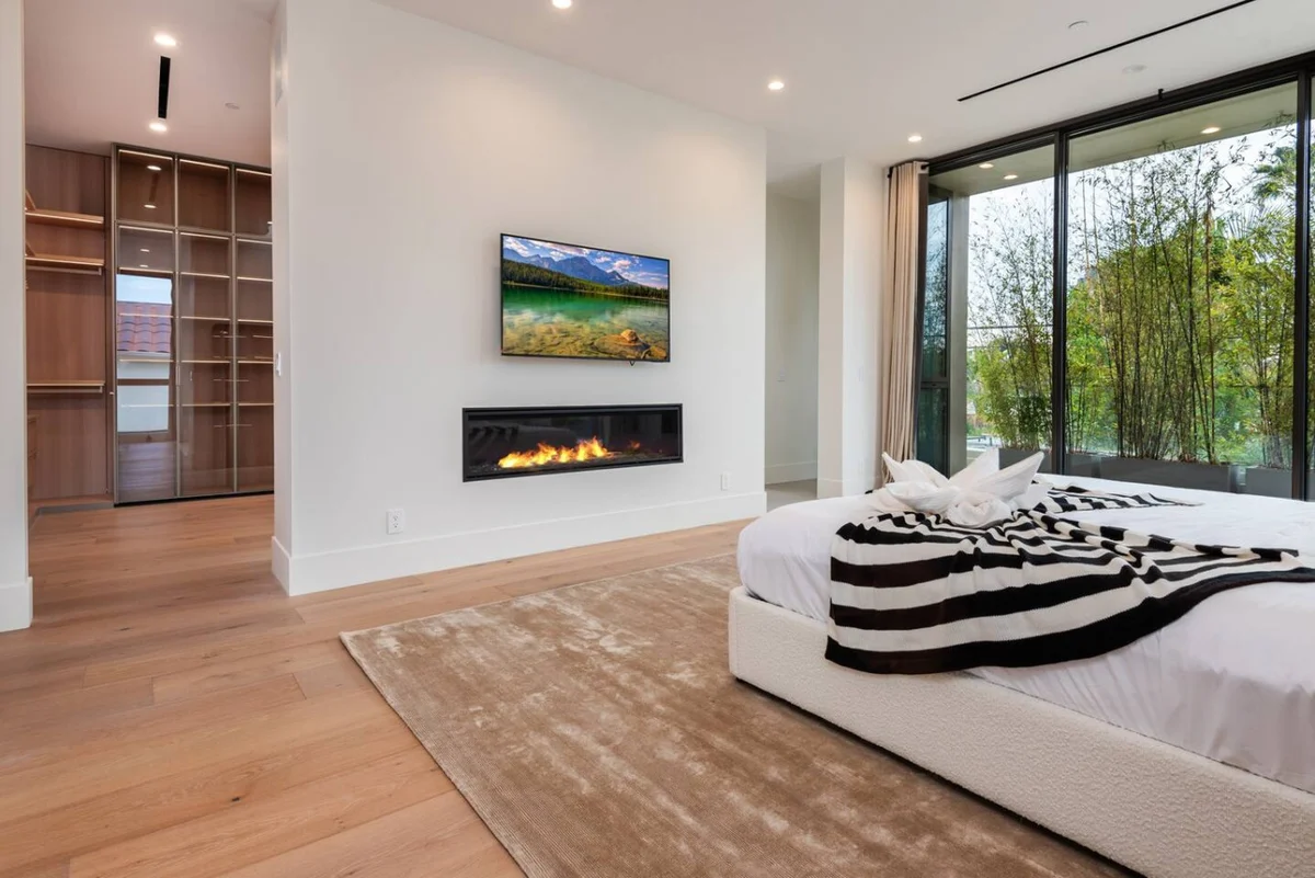 Luxurious 4BR Home w/ Pool, Jacuzzi & Free Parking #16