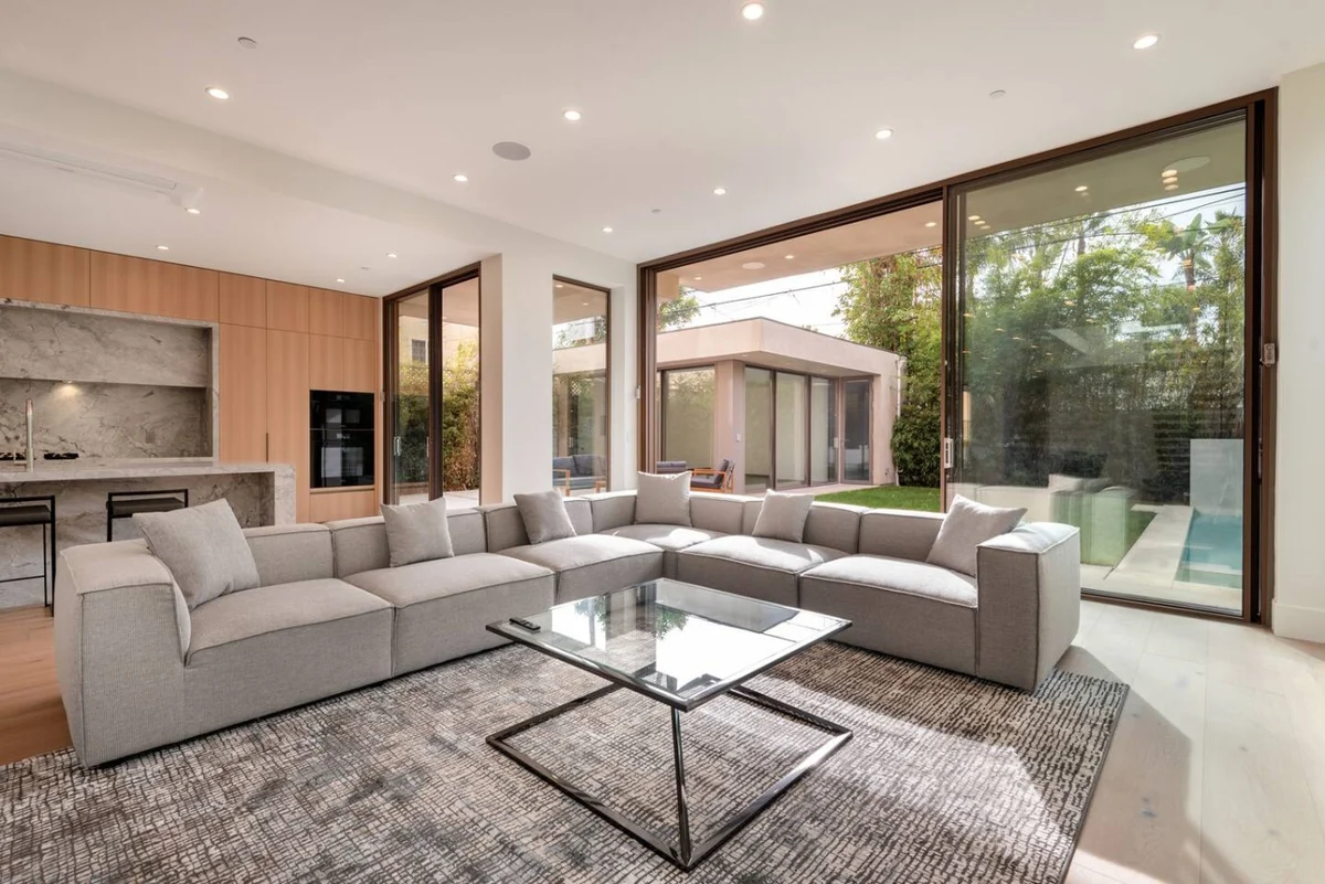 Luxurious 4BR Home w/ Pool, Jacuzzi & Free Parking #42