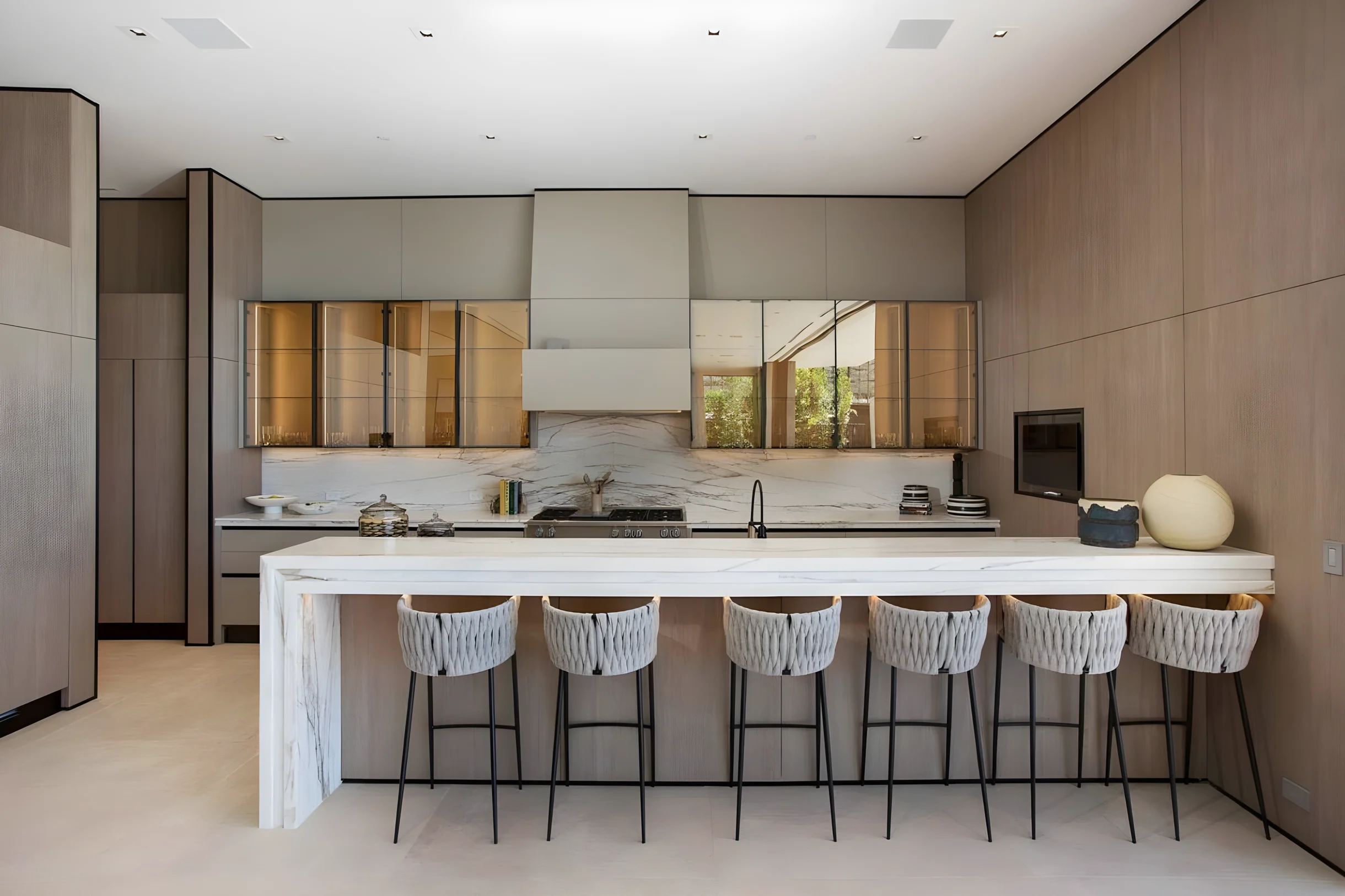 Ultra-Luxurious BH Estate | Pool, Theatre, Views #18