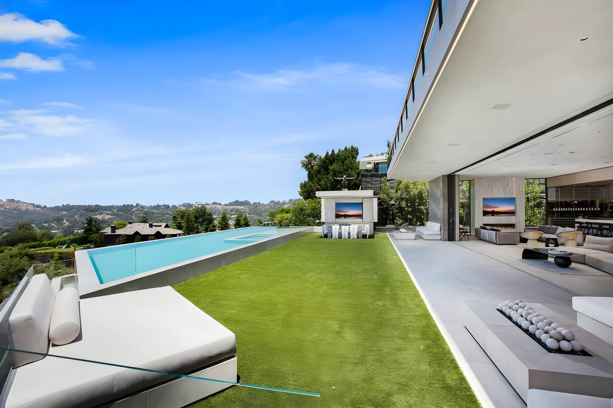 Ultra-Luxurious BH Estate | Pool, Theatre, Views #9