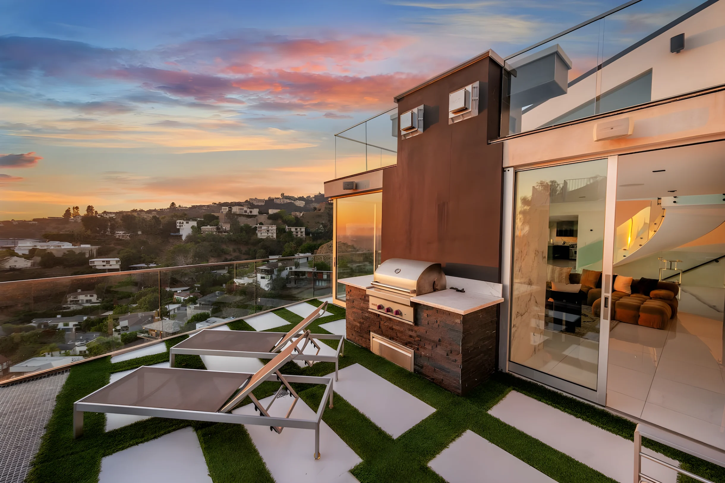 Wander Sunset Plaza Views