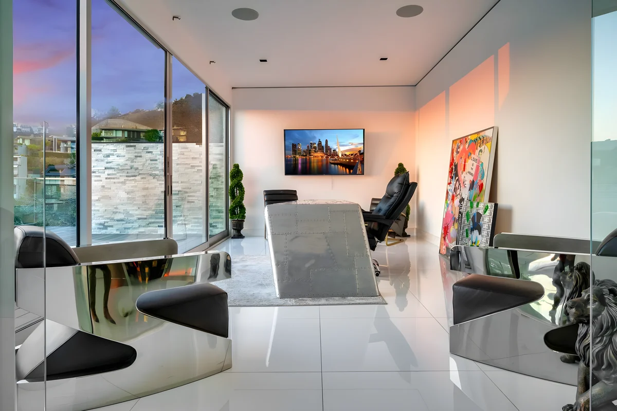 Wander Sunset Plaza Views