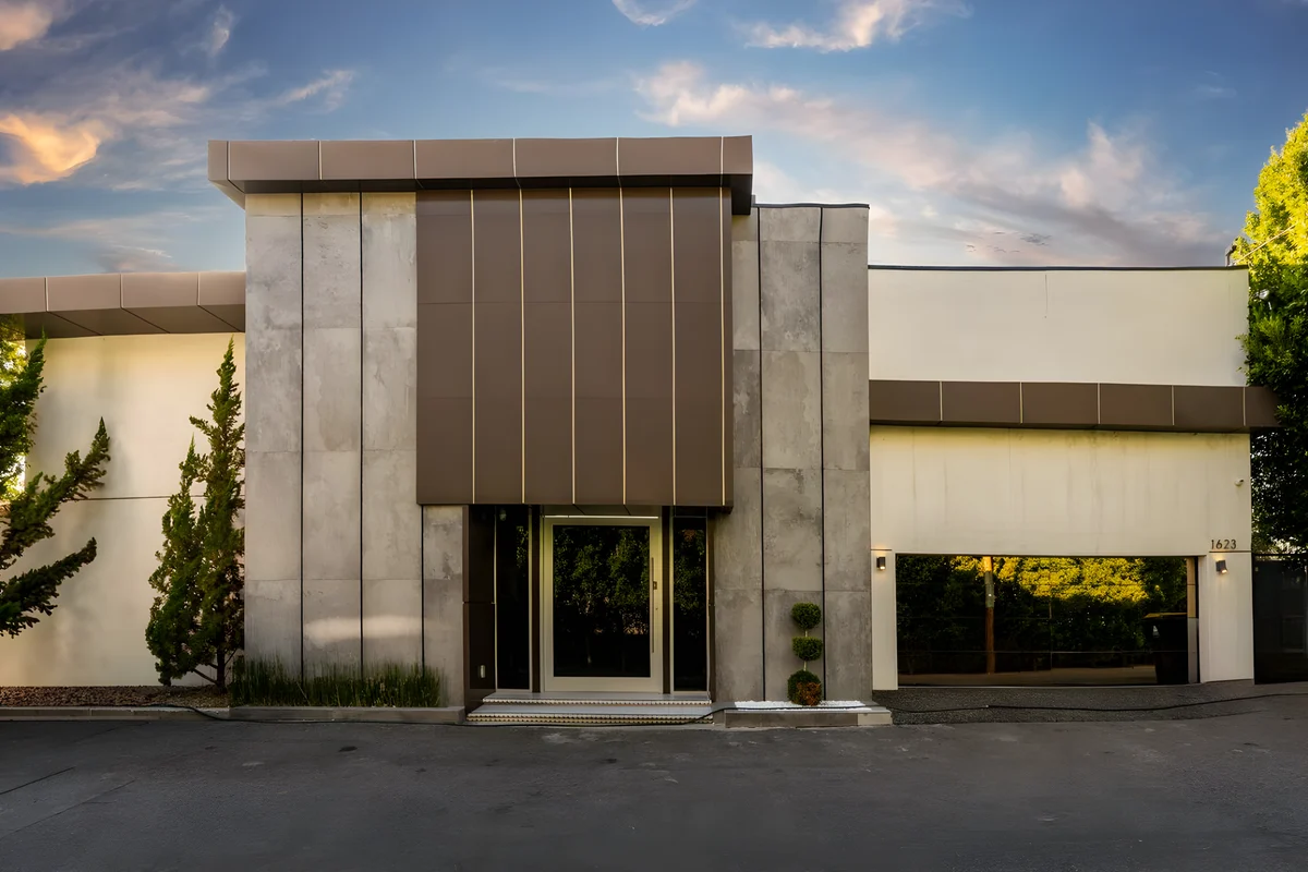 Wander Sunset Plaza Views