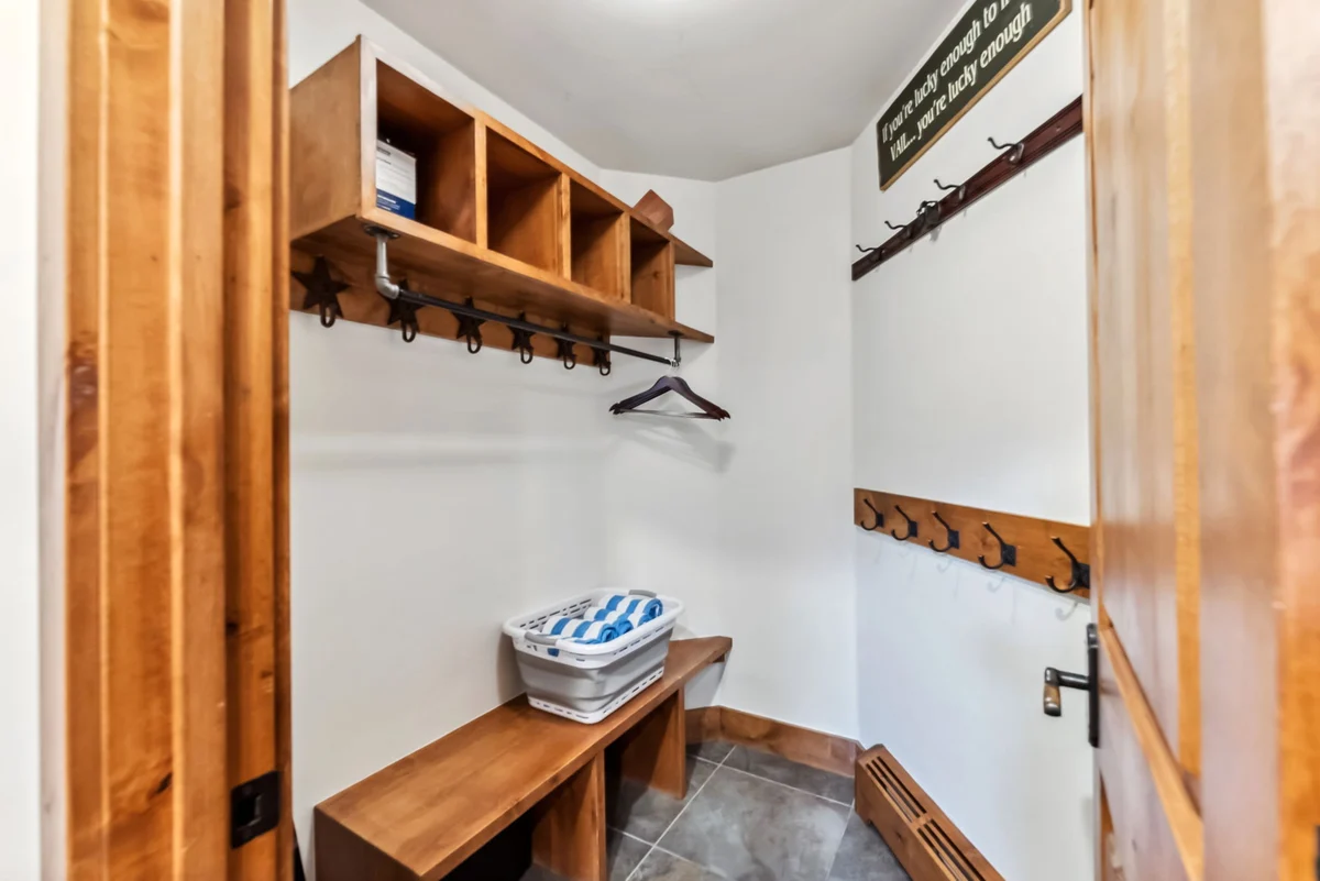 Wander Vail Charm #18