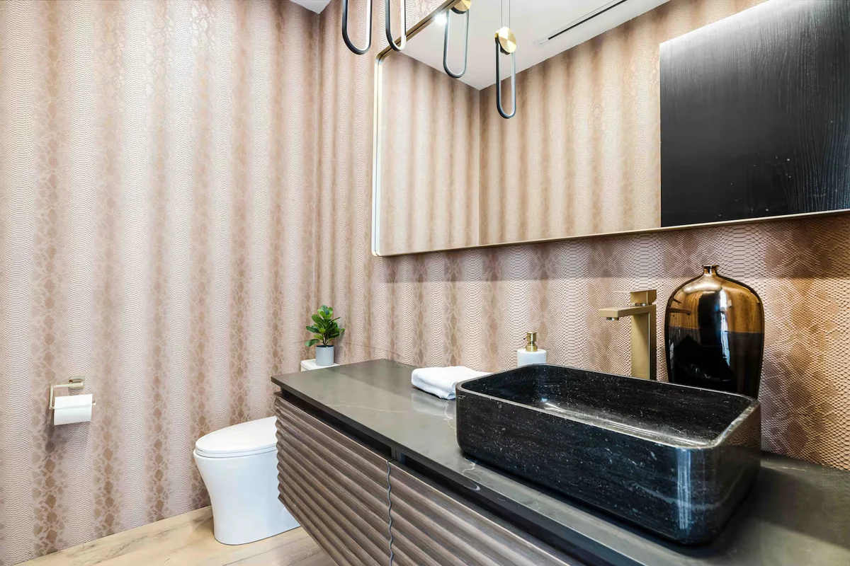 Wander Hollywood Glow