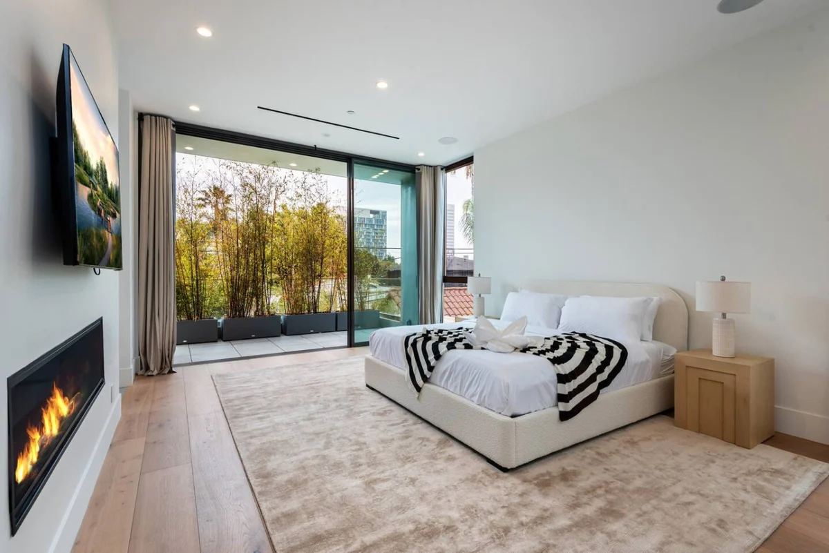 Luxurious 4BR Home w/ Pool, Jacuzzi & Free Parking #14