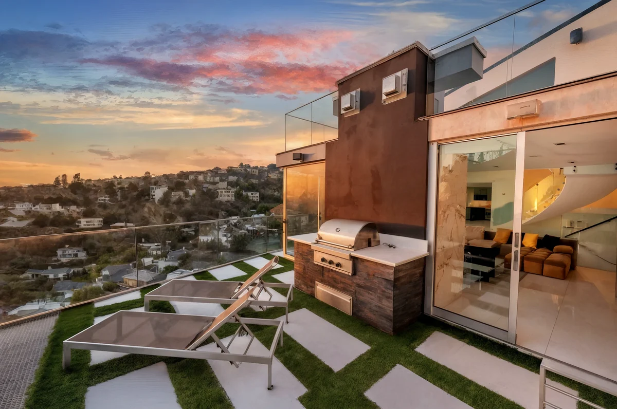 Wander Sunset Plaza Views #2