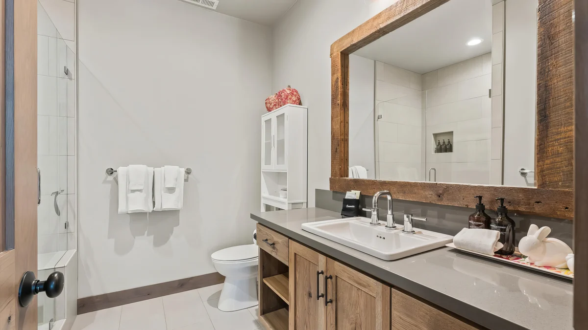 Wander South Lake Escape