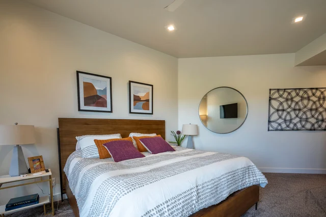 Bedroom 5 image 1
