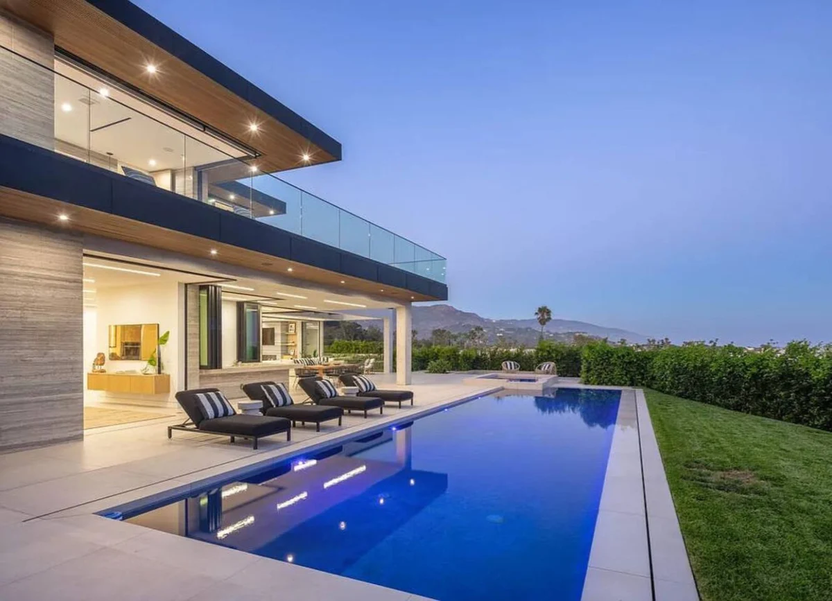 Wander Malibu Colony Coastline