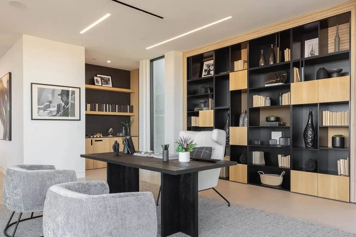 Wander Malibu Colony Coastline