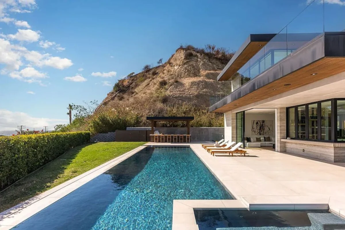 Luxurious Malibu 6BR Estate | Pool, Theatre, Views #32