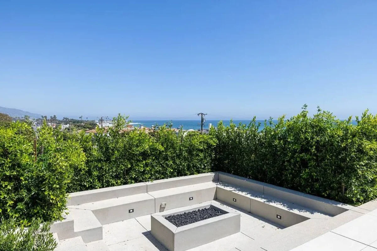 Wander Malibu Colony Coastline