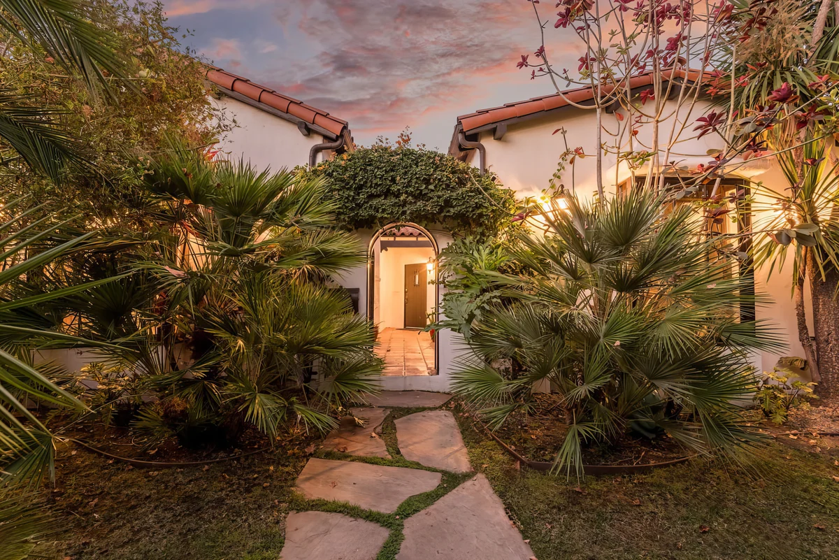 Wander Los Angeles Crescent #1