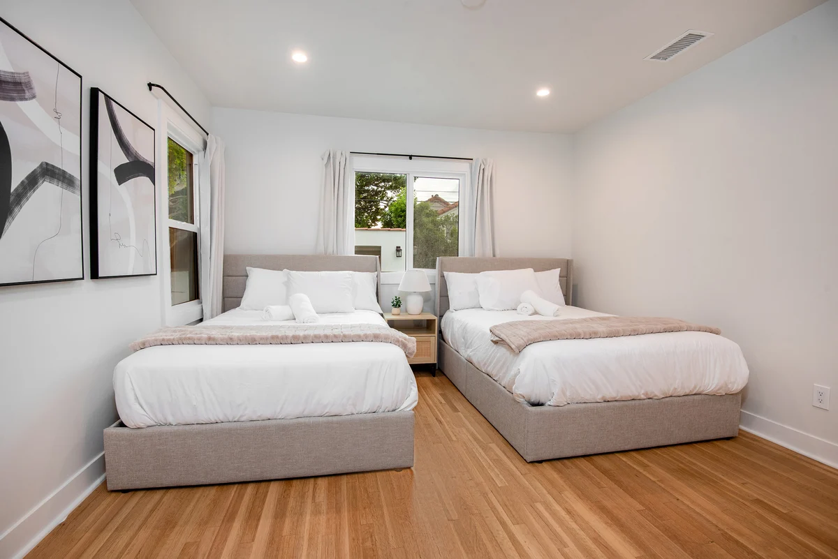 Luxurious 5 Bedroom Home in Hancock Park with Pool #22