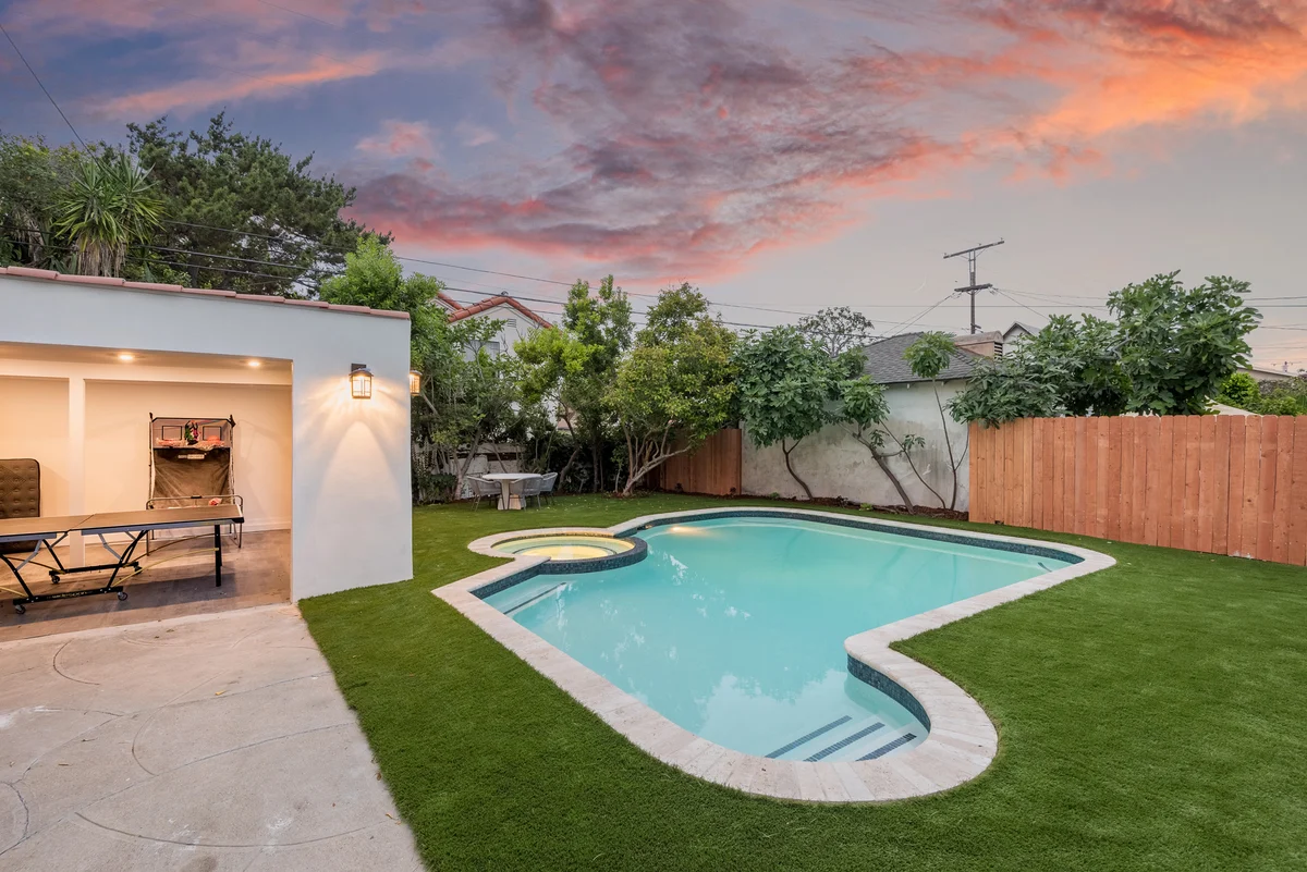 Luxurious 5 Bedroom Home in Hancock Park with Pool #37
