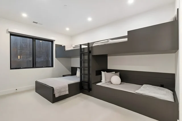 Bedroom 5 image 1