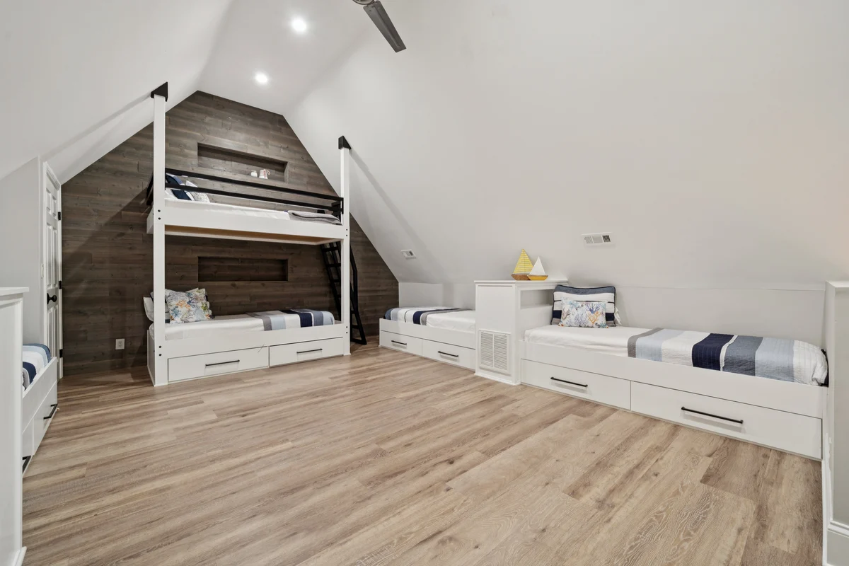 Bedroom 5 image 1