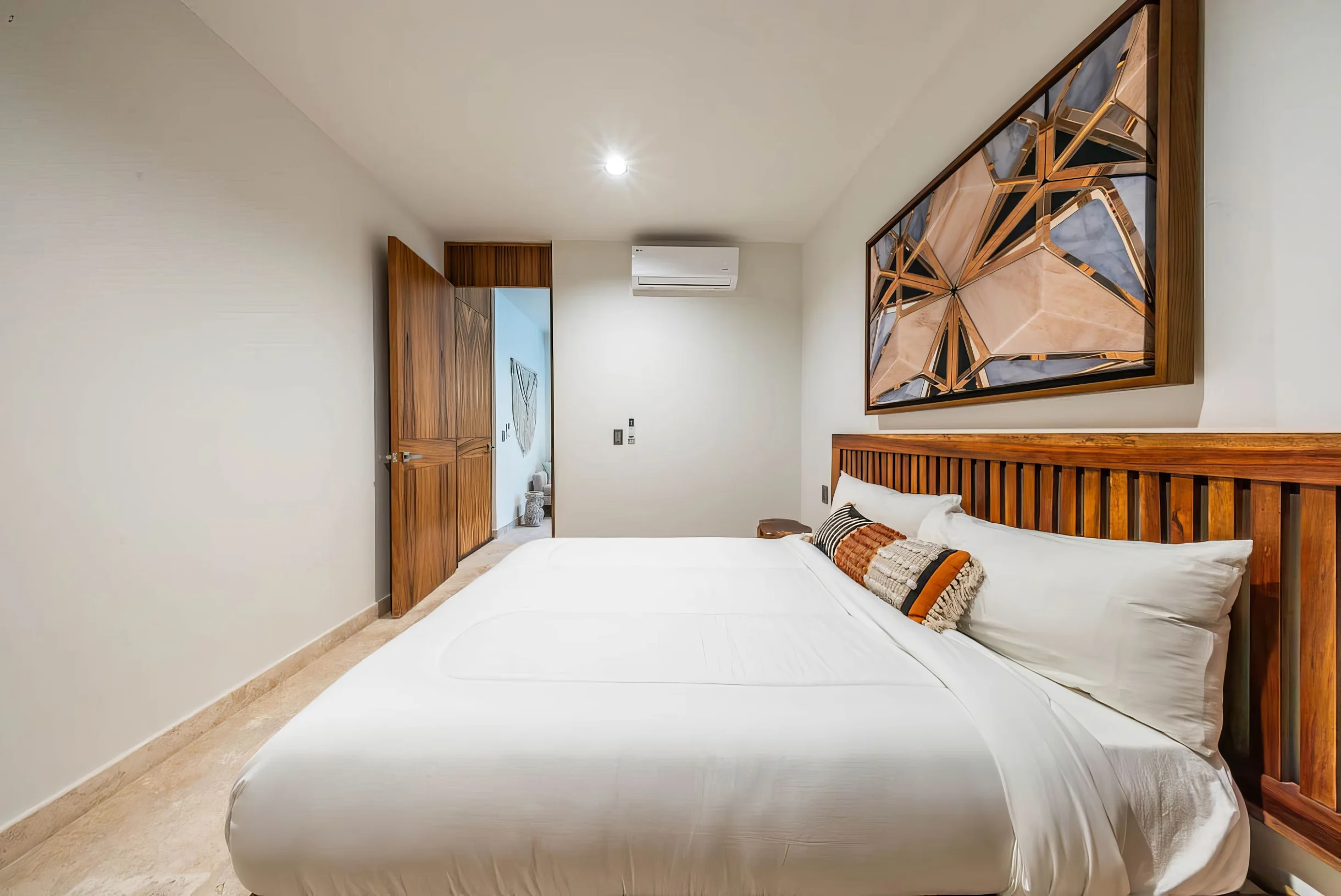 2 BR w/ Direct Walk-out to Pool + Sauna, Gym #34