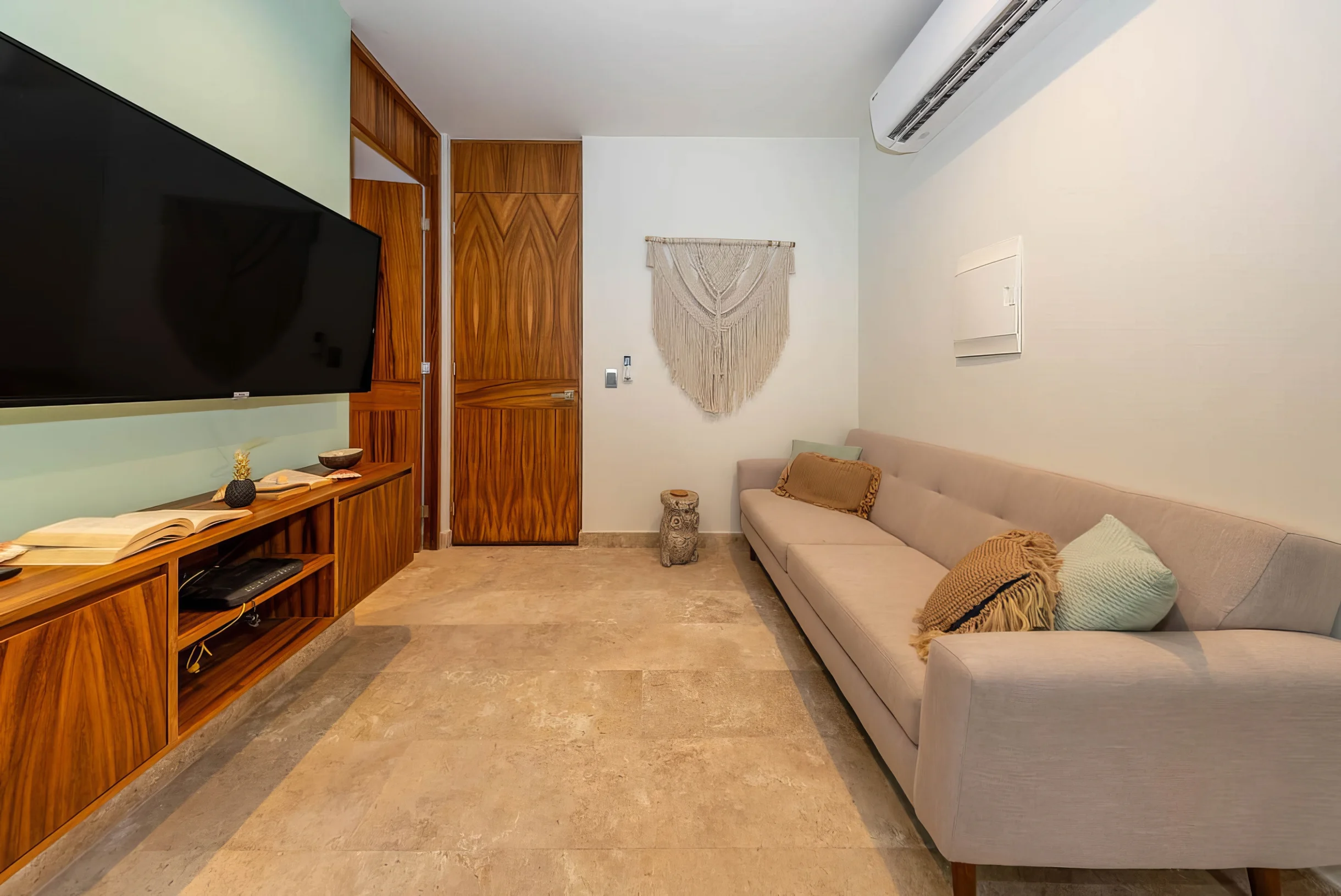 2 BR w/ Direct Walk-out to Pool + Sauna, Gym #37