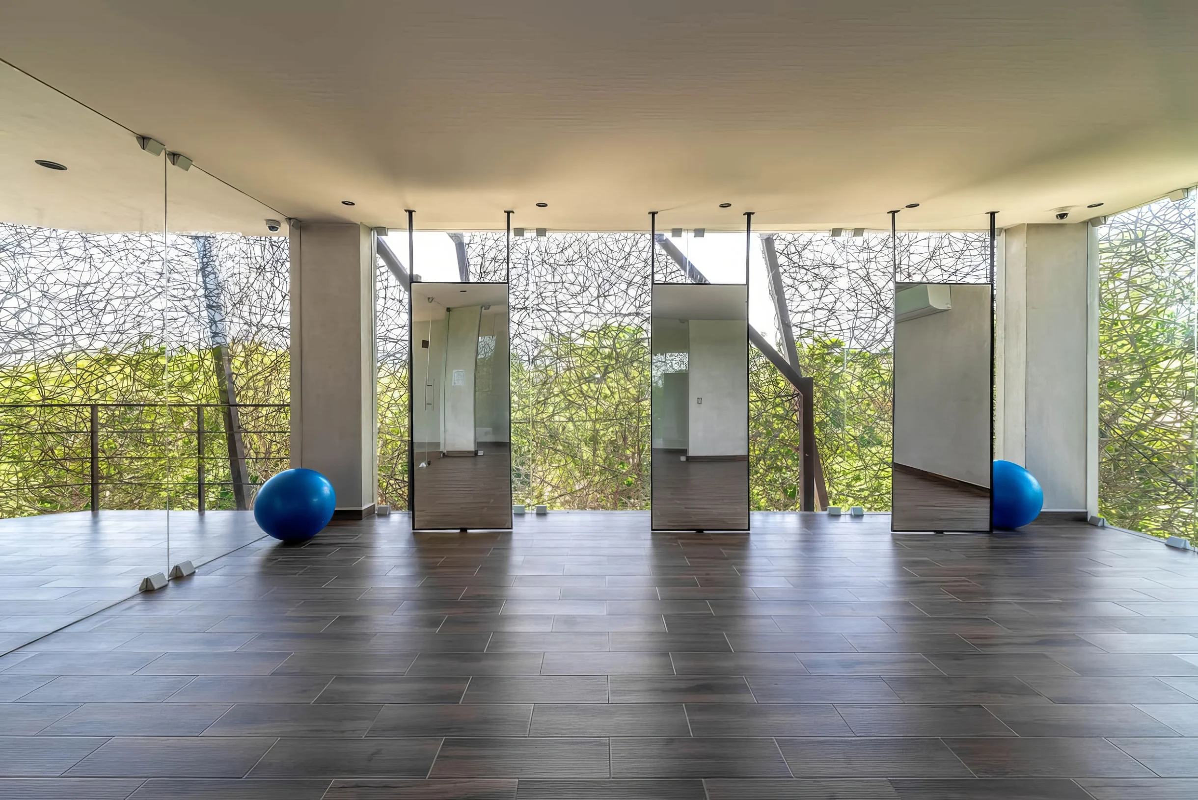2 BR w/ Direct Walk-out to Pool + Sauna, Gym #51