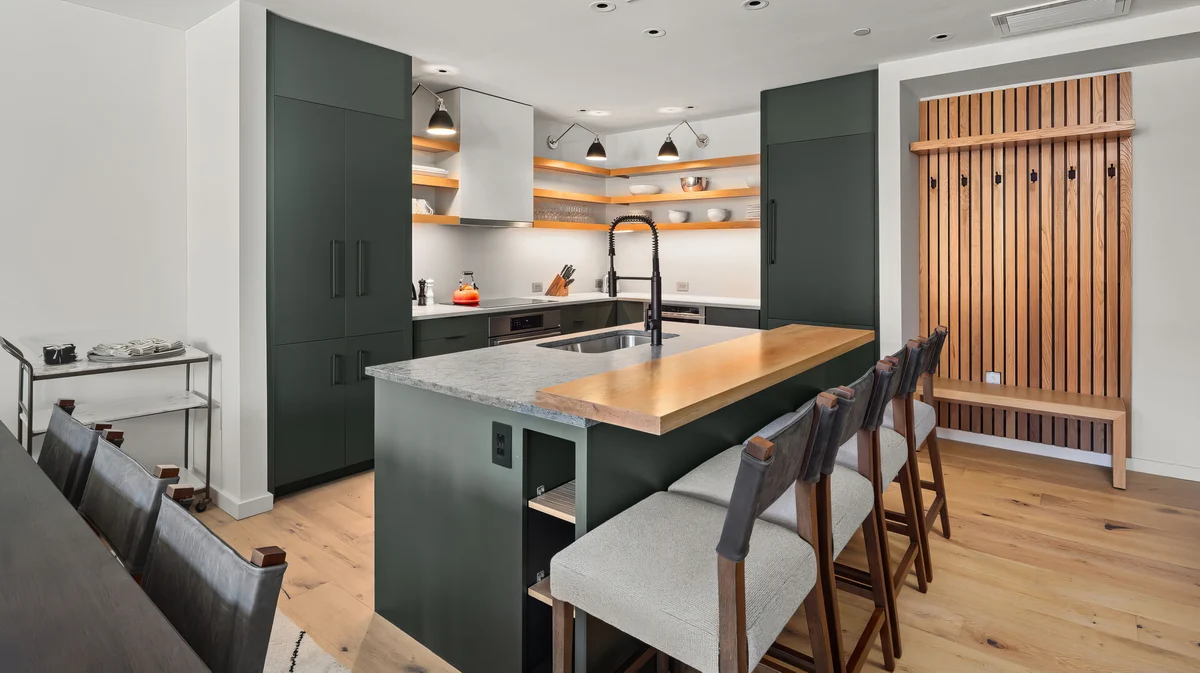 Wander Stowe Treehouse