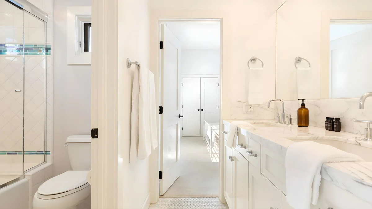 Wander Newport Harbor Isles