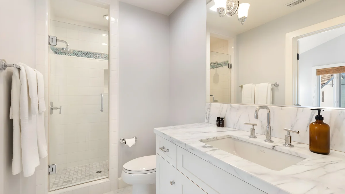 Wander Newport Harbor Isles