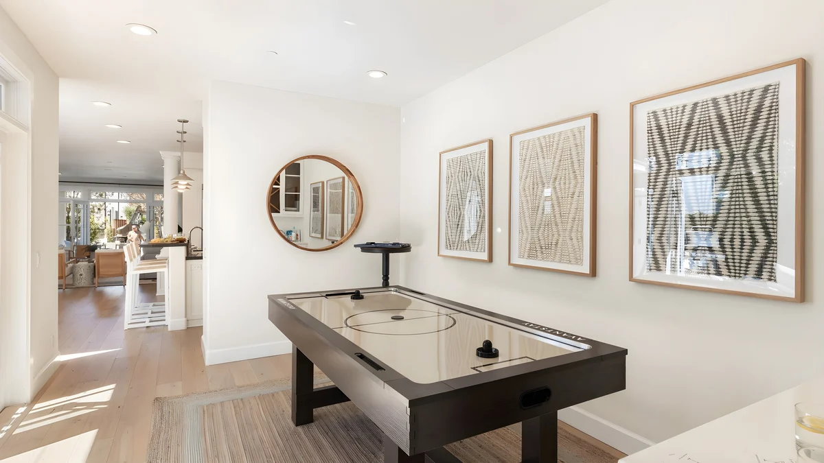 Wander Newport Harbor Isles