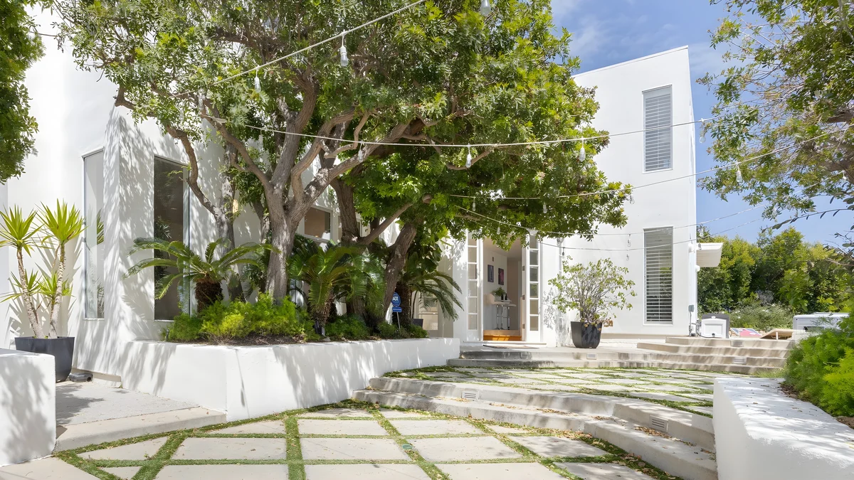 Wander Malibu Cliffside