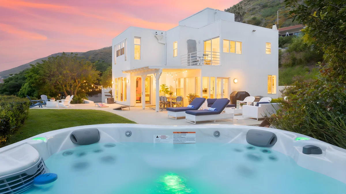 Wander Malibu Cliffside