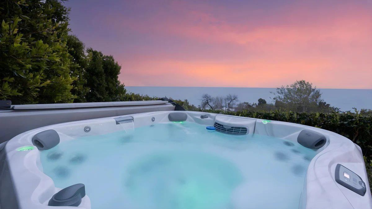 Wander Malibu Cliffside