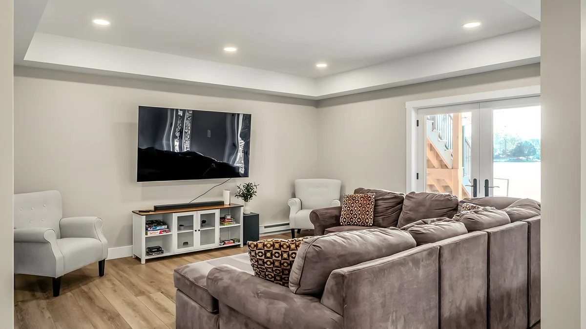 Wander White Haven Lakeview