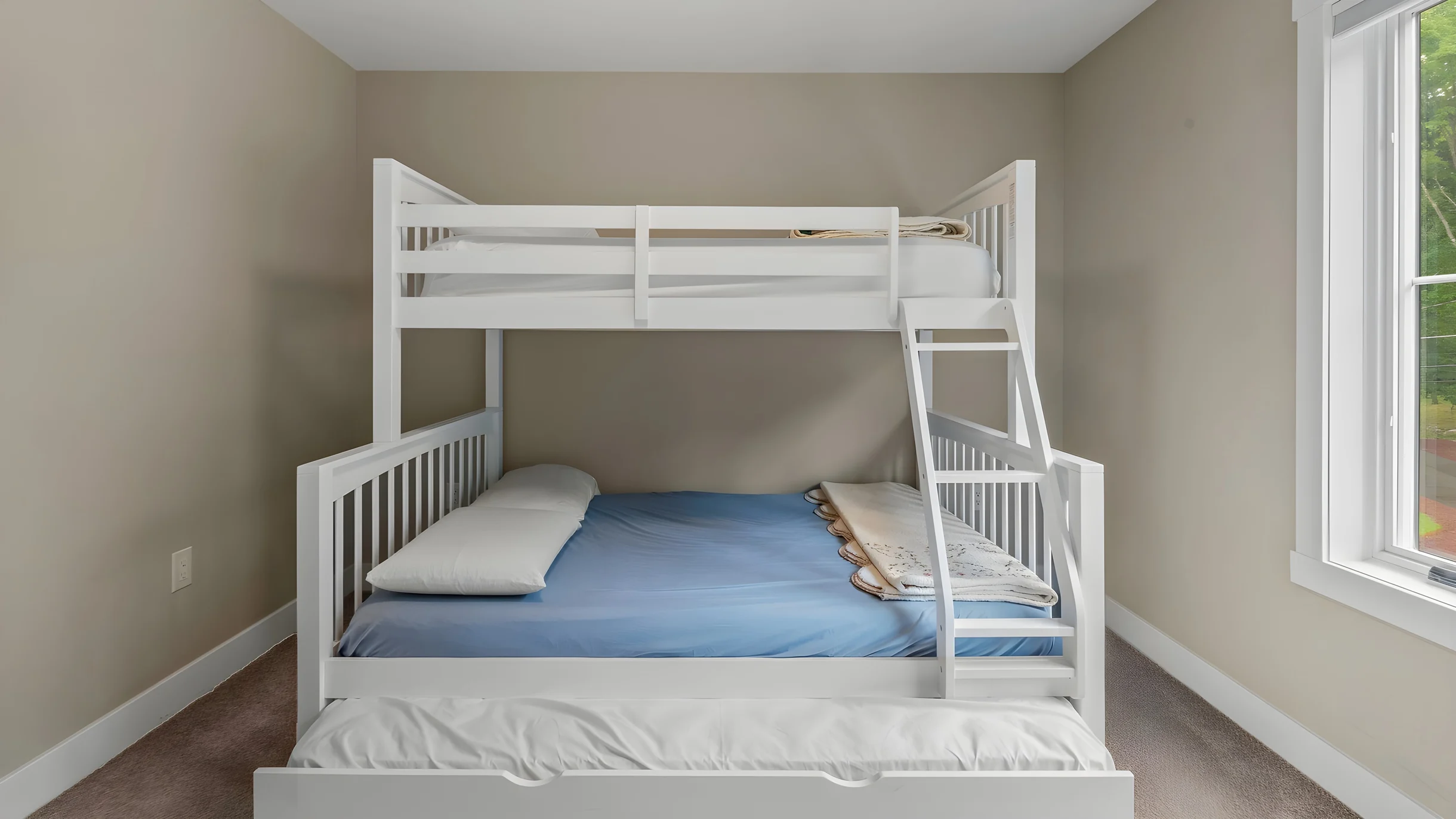 Wander White Haven Lakeview #44