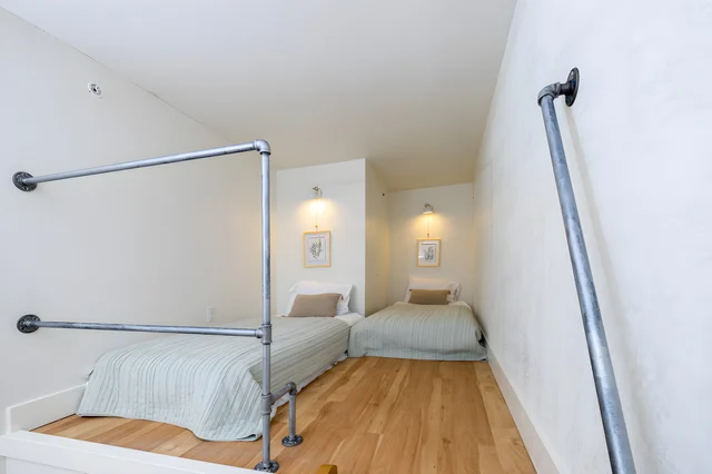 Bedroom 2 image 1