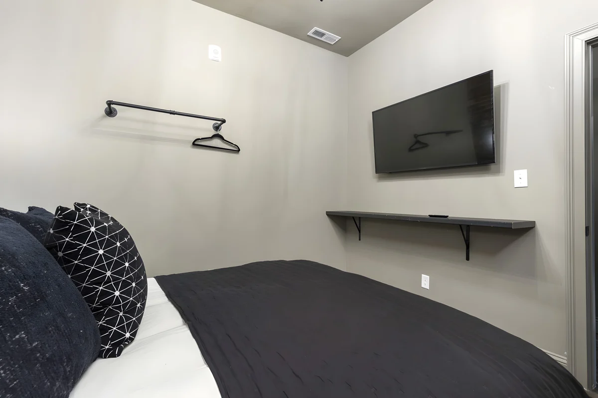 Bedroom 1 image 1