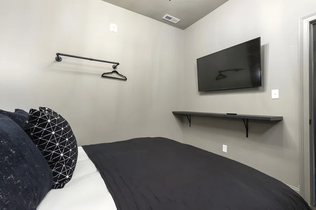 Bedroom 1 image 1