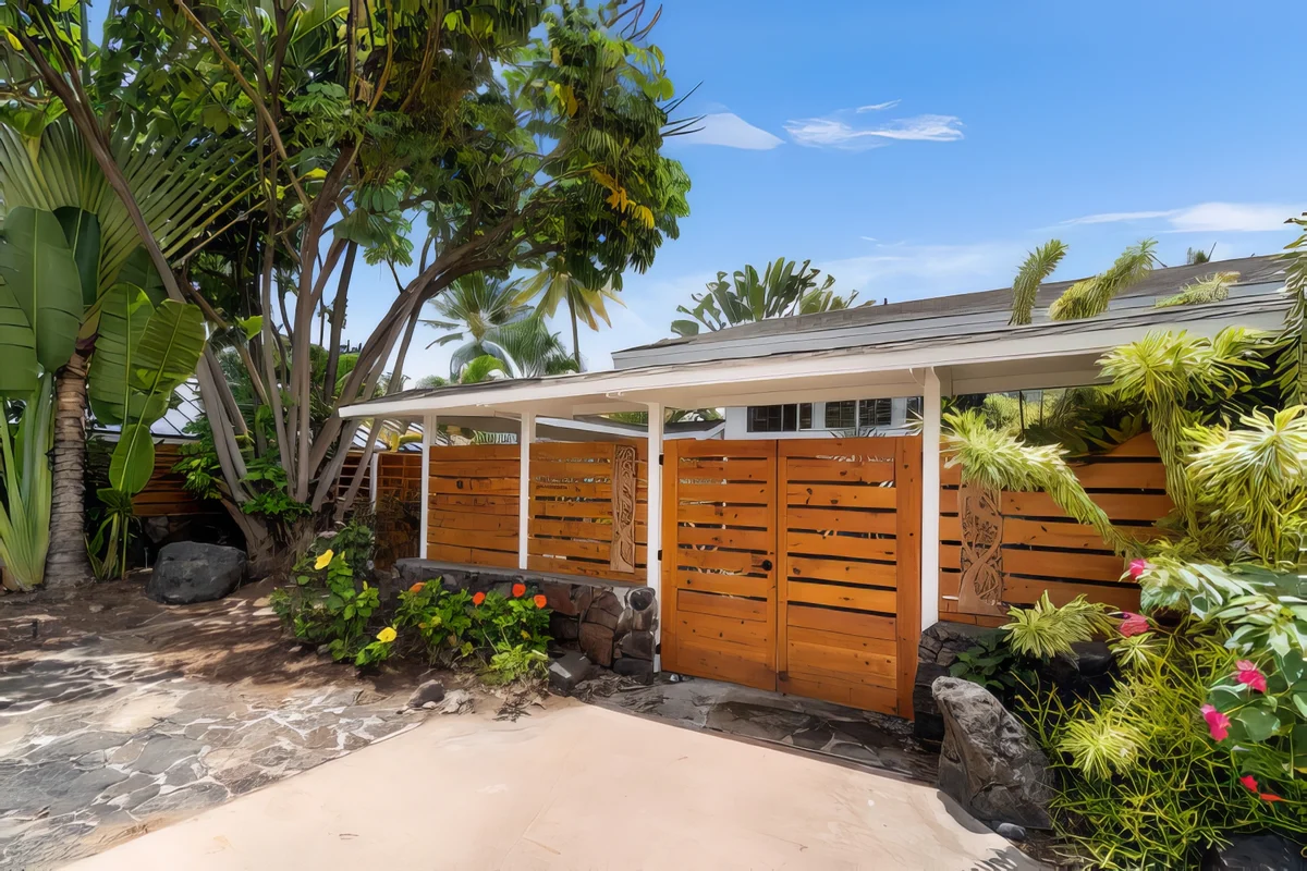 Wander Kailua Kona Charm #5