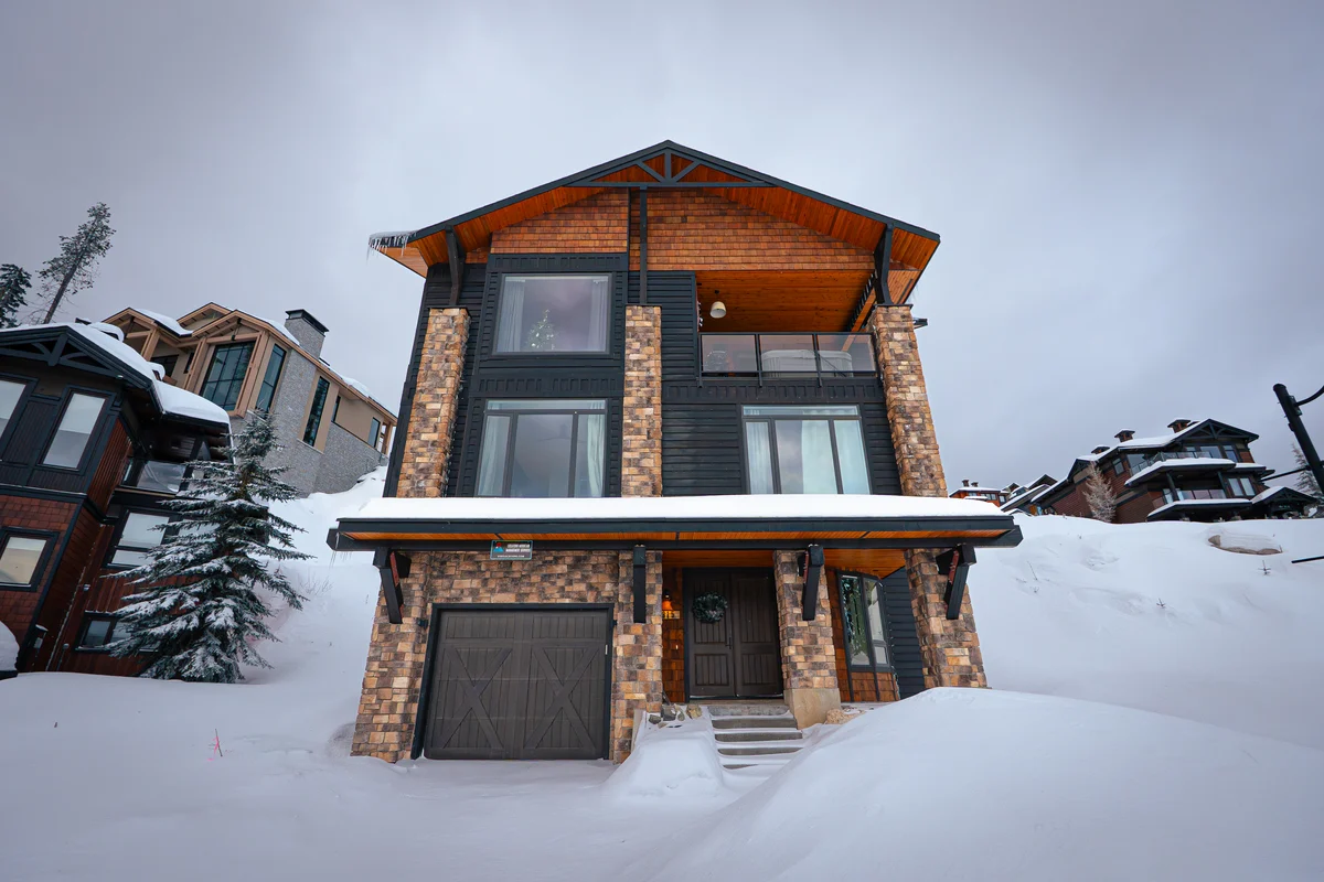 Chalet Monashee – Brand New High-End w/Amazing Views