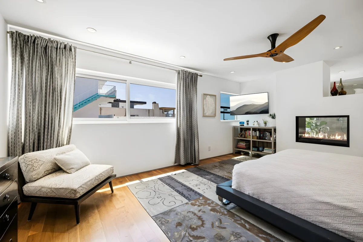 Home in Manhattan Beach property photo 5