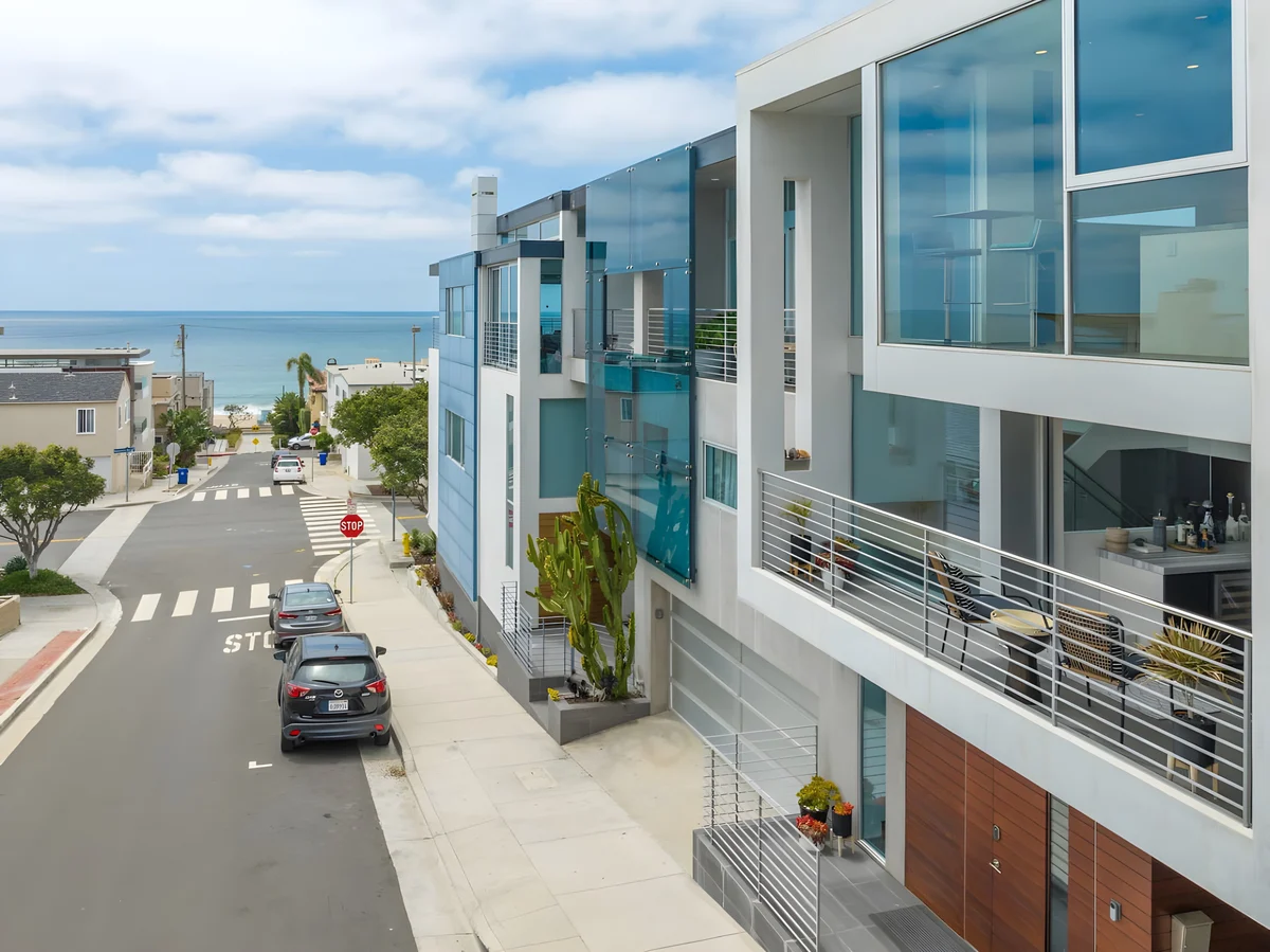 Home in Manhattan Beach property photo 3
