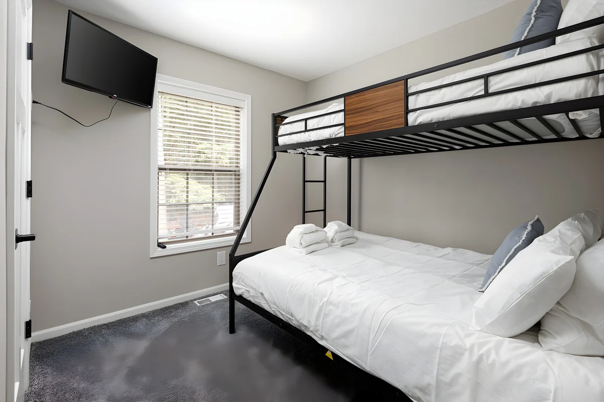 Bedroom 7 image 1