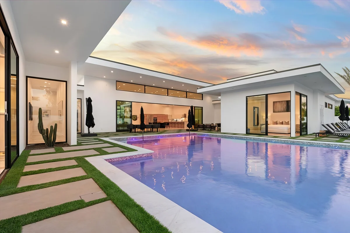 Wander Indio Date Palms