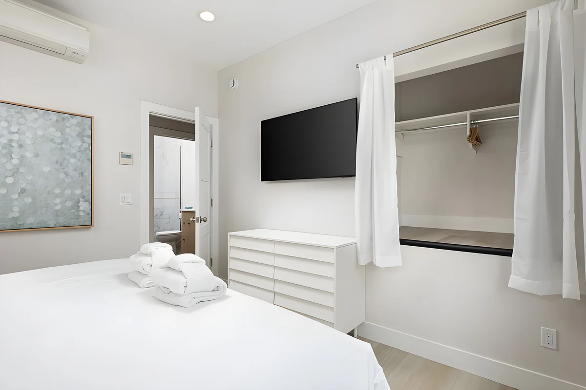 Bedroom 8 image 1
