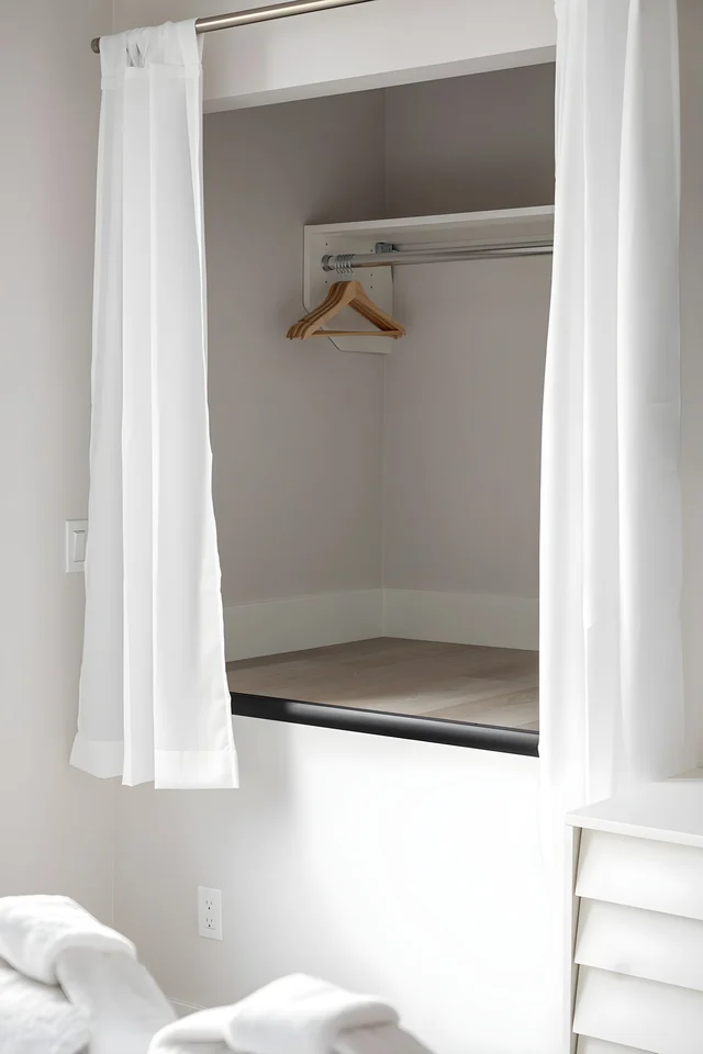 Bedroom 5 image 1