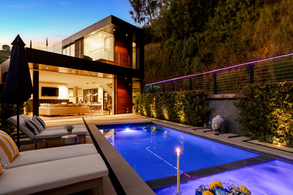 Wander Hollywood Crest