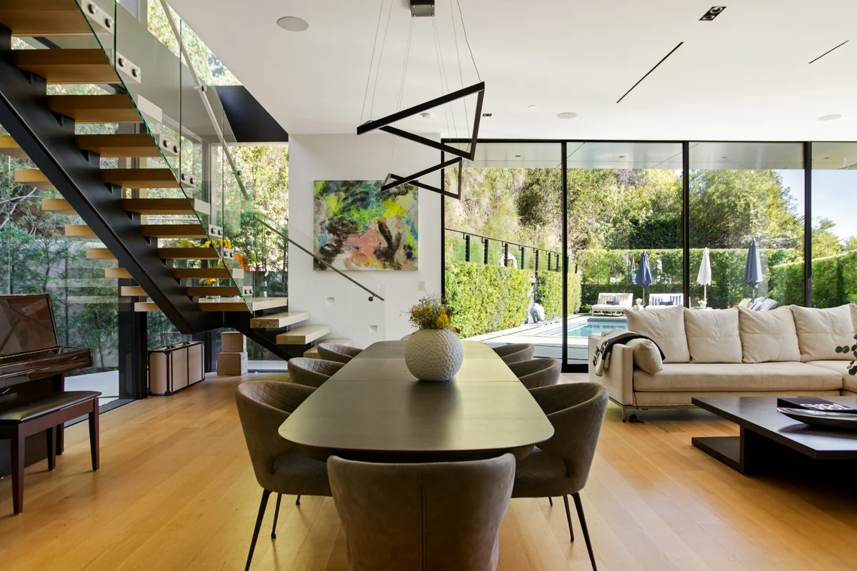 Wander Hollywood Crest